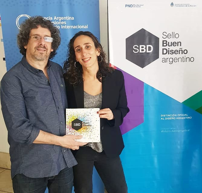 Este sello es una distinción oficial que otorga la Secretaría de Industria y Desarrollo Productivo del Ministerio de Economía de la Nación a los productos de la industria nacional que se destacan por su innovación, apuesta a la producción local, posicionamiento en el mercado y calidad de diseño